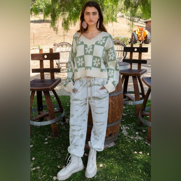 POL Green Daisy Pearl Beaded Sweater - Picture 4 of 5